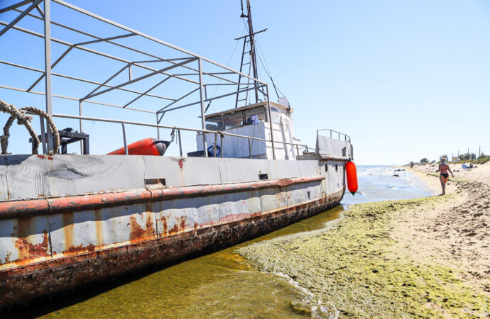 Как Delfi: в Одесской области к пляжу прибило рыболовецкое судно (фото)