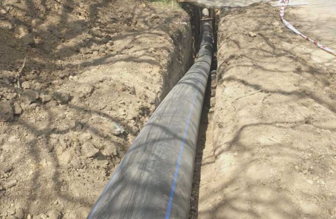 Монтаж нового водопровода в районе Дачи Ковалевского