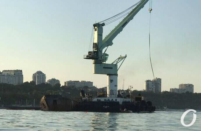 Эвакуация танкера Delfi снова откладывается: названа причина