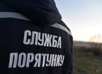 На Одещині довелося рятувати трьох осіб, яких затисло у «Жигулях»