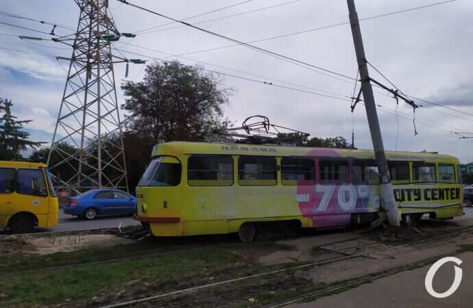 ДТП с трамваем парализовало движение электротранспорта в районе 7-ой станции Люстдорфской дороги в Одессе (фото)