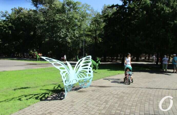 В День города Одесса Преображенский парк порадовал новшествами: зеленые зверушки и скамейки-бабочки