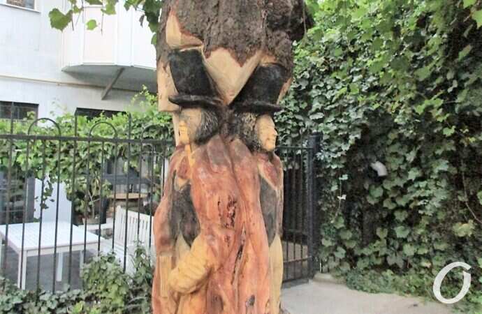 В одесском дворе старое дерево превратили в памятник Пушкину и его другу