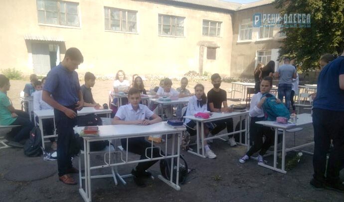 Школьники в Одесской области вынуждены учиться под открытым небом