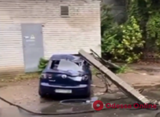 В Одесі бетонний стовп впав на автомобіль (відео)