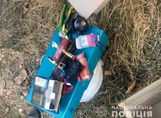 Виносили в кишенях усе для ремонту: на Одещині викрили сімейну пару зловмисників
