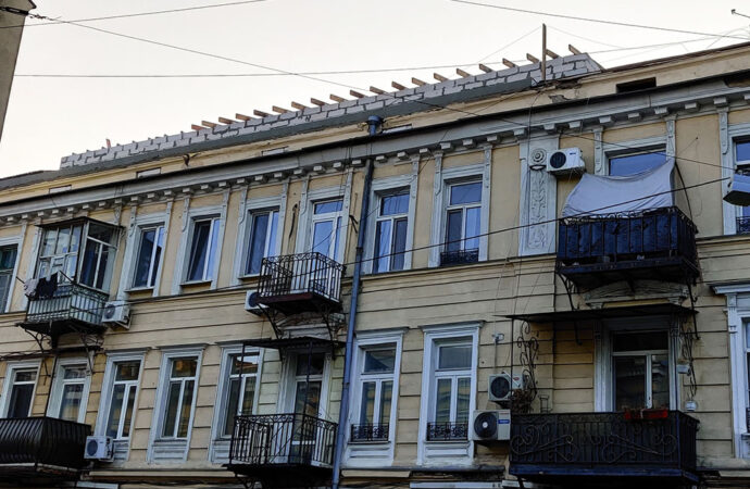 Одесситы просят не уродовать мансардой памятник архитектуры на Дерибасовской