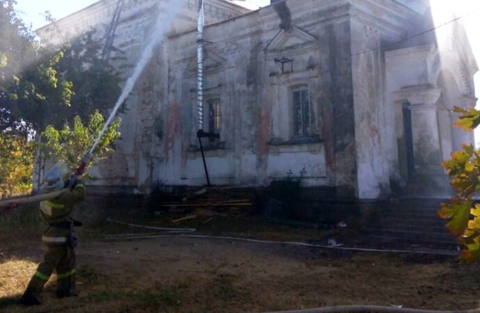 В Одесской области от удара молнии загорелся храм