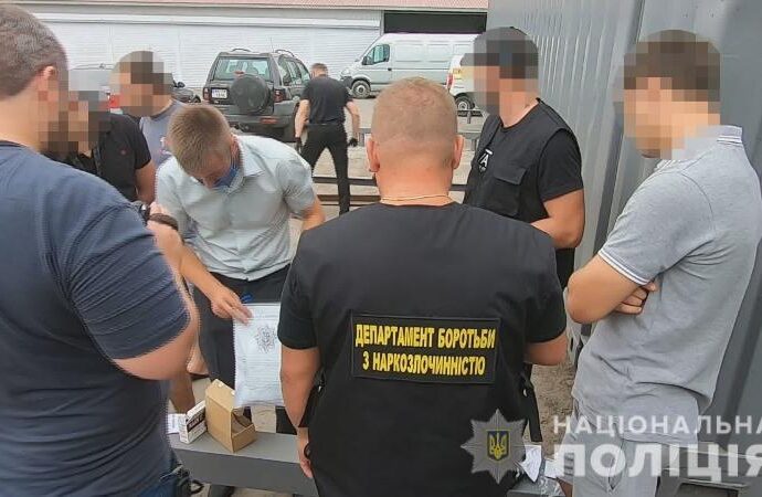 В Одесі іноземець придбав півтора кілограма амфетаміна поштою (відео)