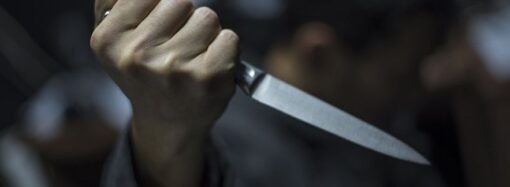 В Одессе продавец пиротехники напал с ножом на журналистов (видео)