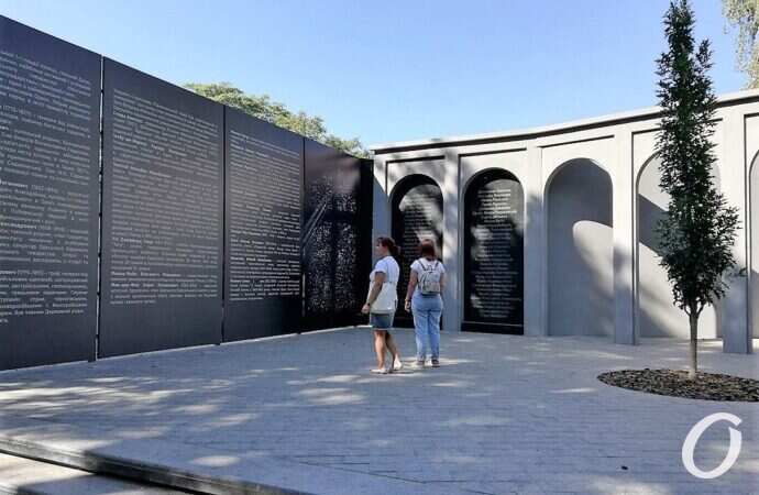 Вандалы уже «внесли коррективы» в надписи на Мемориальной стене в Преображенском парке