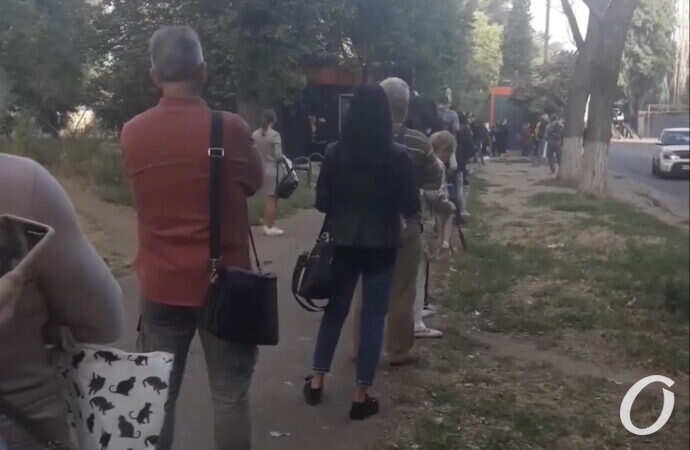 На поселке Котовского — транспортный коллапс: на остановках застряли множество одесситов