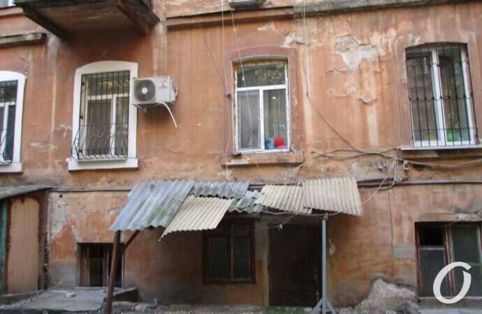 Дом на Ольгиевской в Одессе становится опасным – «все время что-то рушится» (фото)