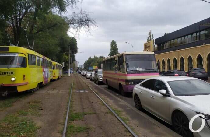 Одесские водители массово игнорируют правила парковки на Фонтане (фото)