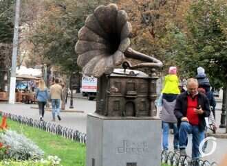 «Слушай сюда»: в одесском Горсаду открыли звучащий памятник (фото)