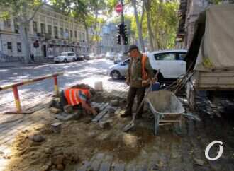 Коммунальщики ликвидируют «замаскированный» веткой провал в центре Одессы (фото)
