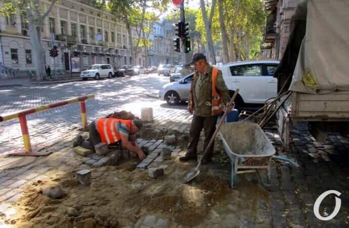 Коммунальщики ликвидируют «замаскированный» веткой провал в центре Одессы (фото)