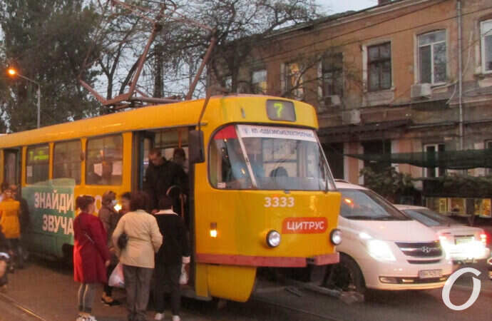 Одесские очереди на трамвайных остановках: что изменилось? (фото)