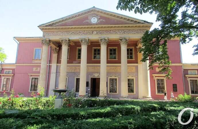 Две истории из жизни Одесского музея: труба в нокауте и прогулка по крыше