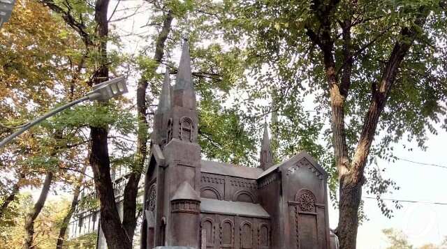 В Одессе установили памятник варварски уничтоженному храму (фото)