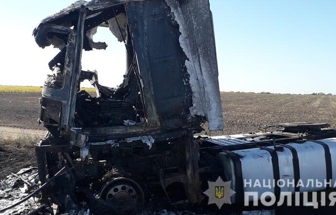 Нападение на дальнобойщика в Одесской области: бандиты сожгли грузовик