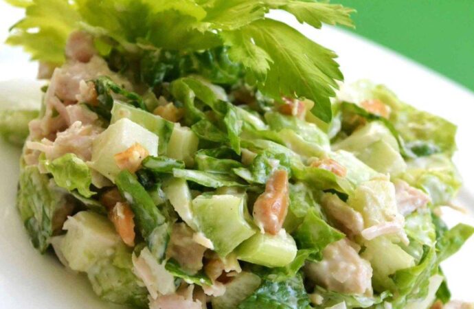 Витаминный осенний салат с яблоком и сельдереем – рецепт