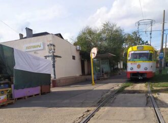 Таировский парадокс: на юге Одессы нет очередей на остановках (фото)