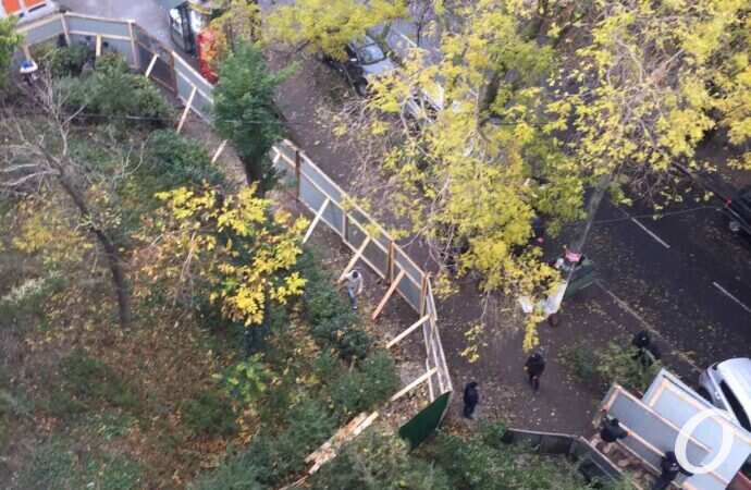 В Одессе неизвестные оградили двор многоэтажки в районе парка Победы и сносят деревья (фото, видео)