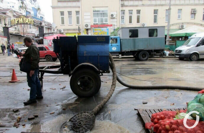 прорыв, откачивают воду