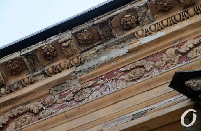 музей Одессы, трещины на фасаде