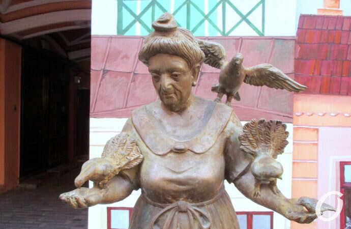 одесская бабушка кормит голубей