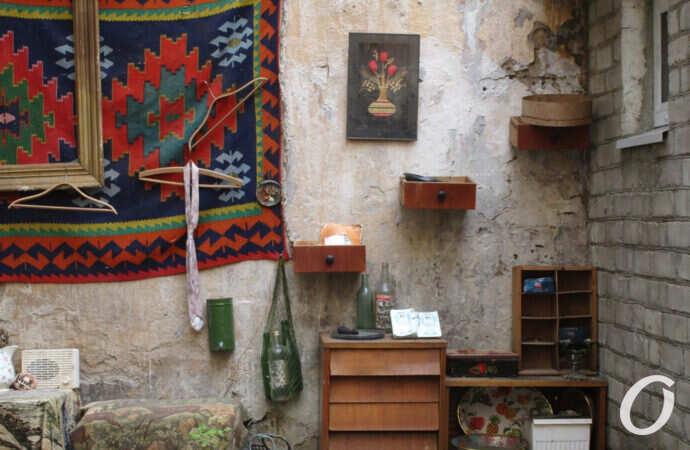 импровизированная квартира во дворике в Одессе