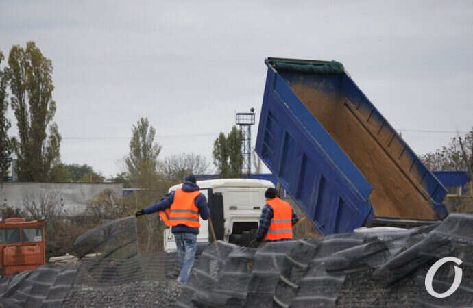 строят мост, самосвал