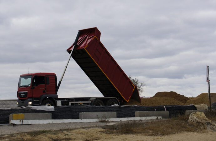 самосвал на месте стройки