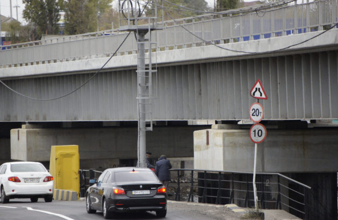 мост, авто под мостом