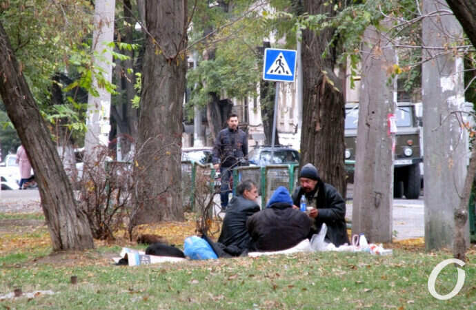 отдыхающие в сквере