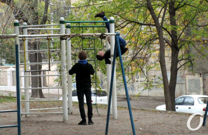 турник в одесском сквере