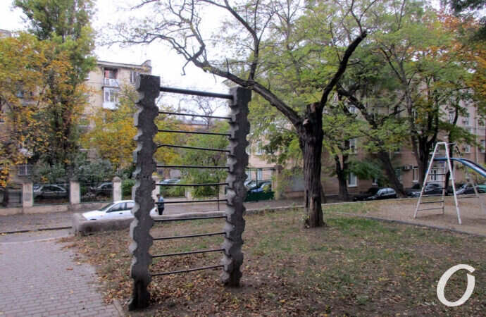 сквер, турник