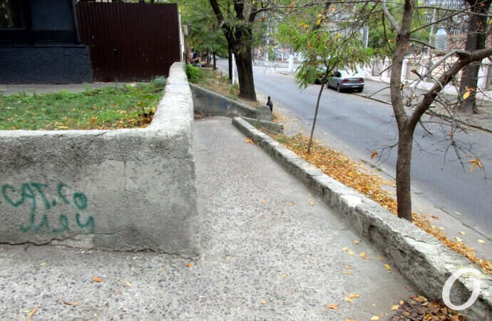 запущенный одесский сквер