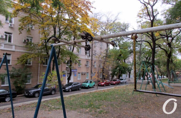 турники в одесском сквере Регенсбург