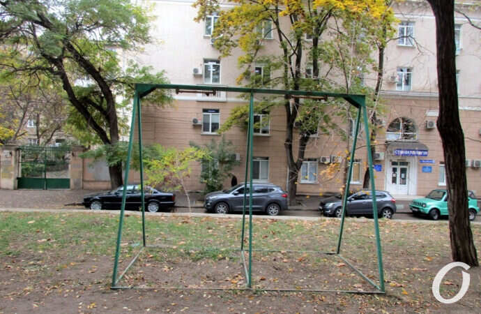качели без качелей в сквере