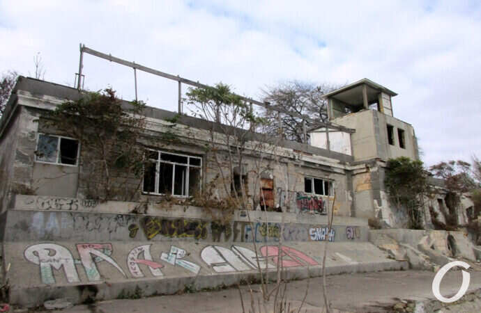 Черноморка, заьрошенный дом