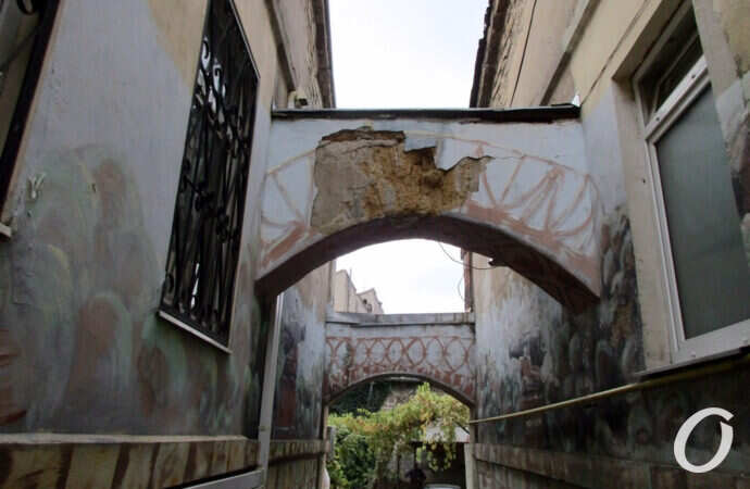 дворик с аркой в Одессе