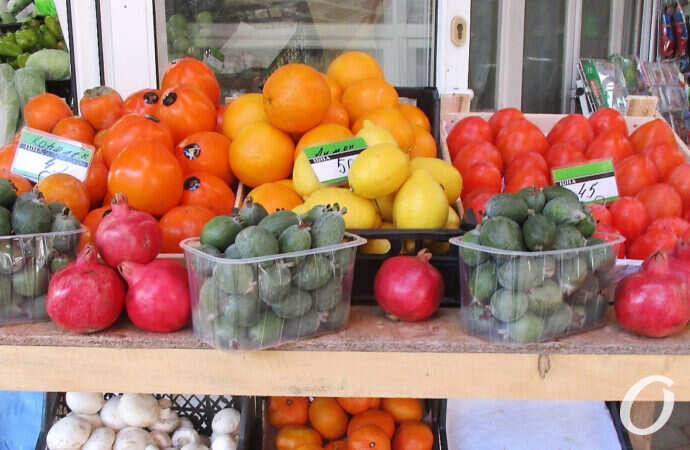 фрукты на рынке