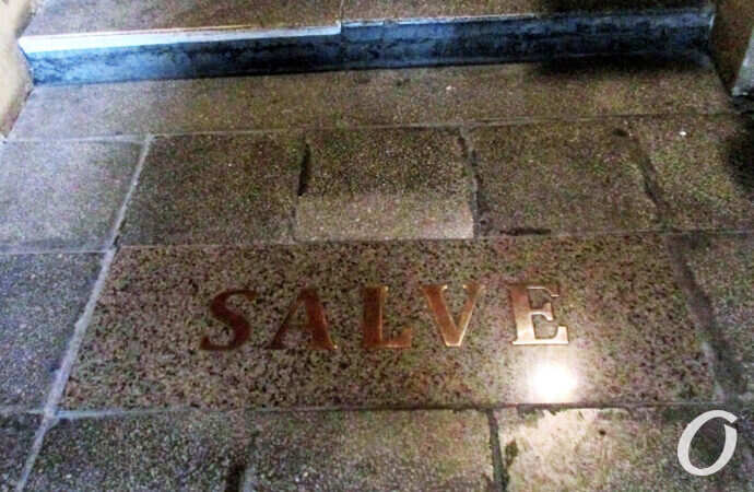 парадная, надпись у входа