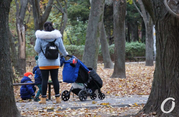 одесситка гуляет в парке с детьми