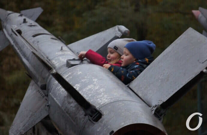 дети играют на 411 батарее