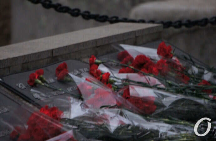 мемориал 411 батареи, гвоздики