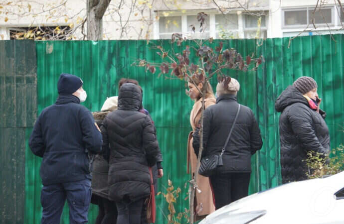 люди возле забора