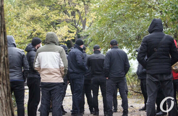 люди в черном на Академической